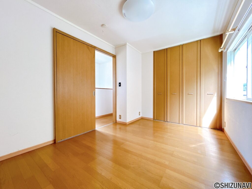 【2階東側洋室】間仕切りで部屋を区切ることができます。約5.7帖の洋室になります。
