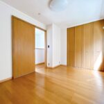 【2階東側洋室】間仕切りで部屋を区切ることができます。約5.7帖の洋室になります。