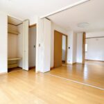 【2階南側洋室】【2階北側洋室／別角度】間仕切りを使用すれば約6.2帖の洋室になります。