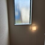 階段にも窓あります。