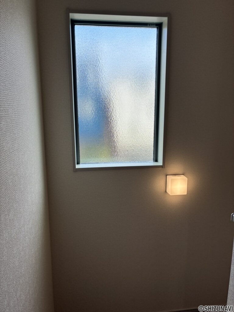 階段にも窓あります。