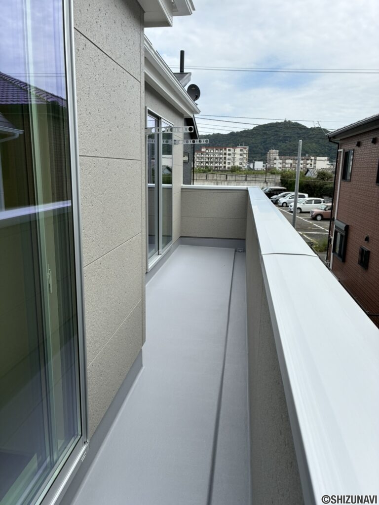 2部屋とつながっているバルコニー