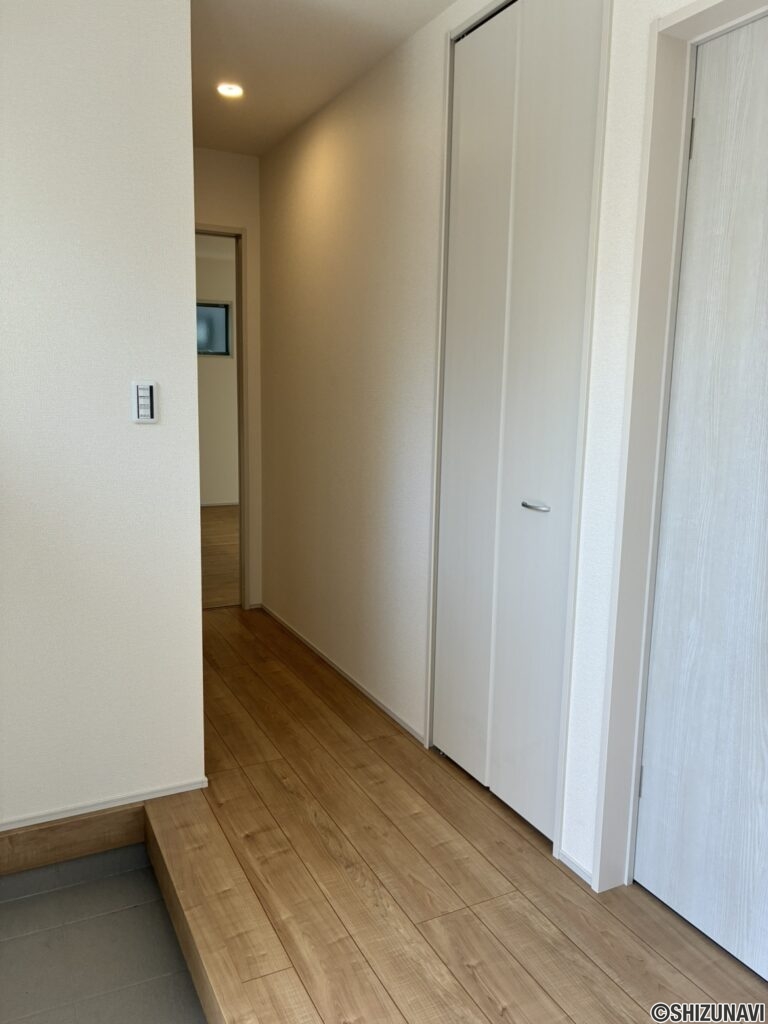 玄関前廊下　収納あり