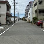 前面道路　北西側前面道路も広く駐車にも困りません　