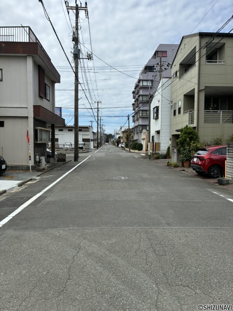 前面道路　北西側前面道路も広く駐車にも困りません　