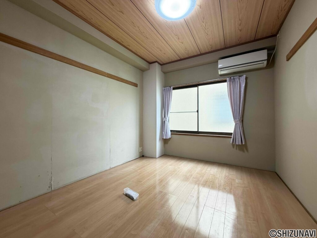 中部屋の洋室。