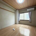 中部屋の洋室。