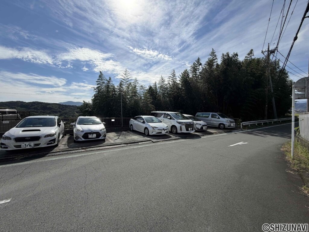 駐車場も平置き2台（普通車+軽）確保。