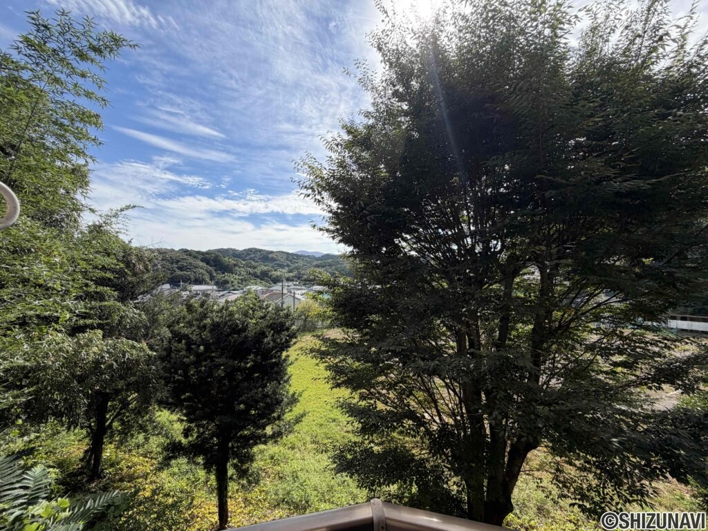 目の前が公園で、自然を身近に感じることができます。