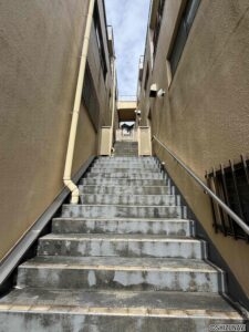 エレベーターはございません。
