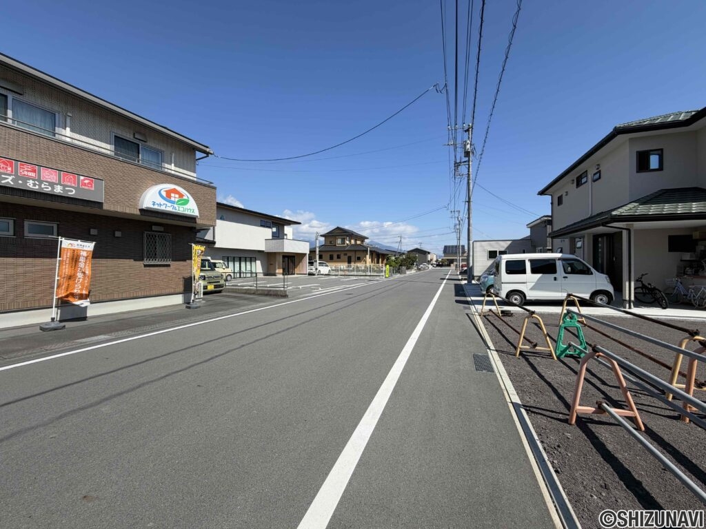 前面道路もゆったりした幅員です。