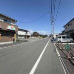 前面道路もゆったりした幅員です。