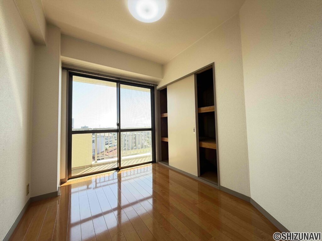 洋室東部屋。日当たり良好です。