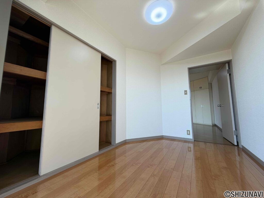 洋室東部屋。たっぷり収納も魅力です。