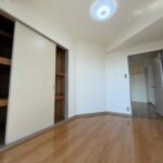 洋室東部屋。たっぷり収納も魅力です。