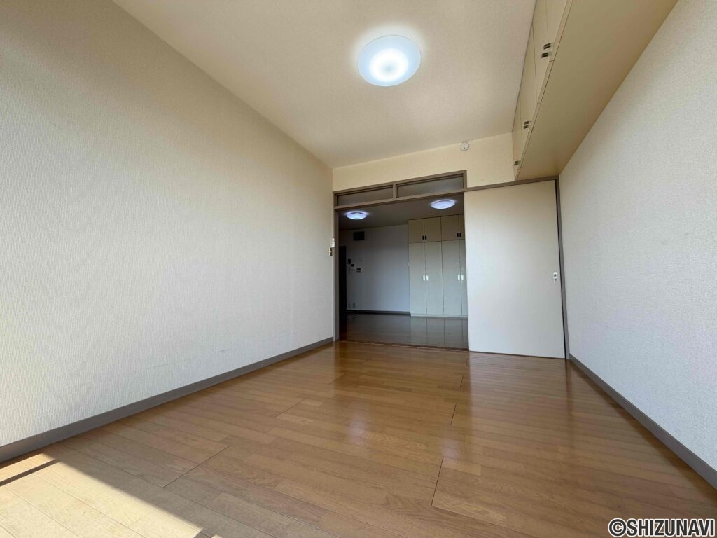 洋室中部屋。備付の収納があります。