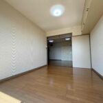 洋室中部屋。備付の収納があります。