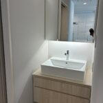 独立洗面台で、ご家族がトイレや浴室と同時に使用できます。