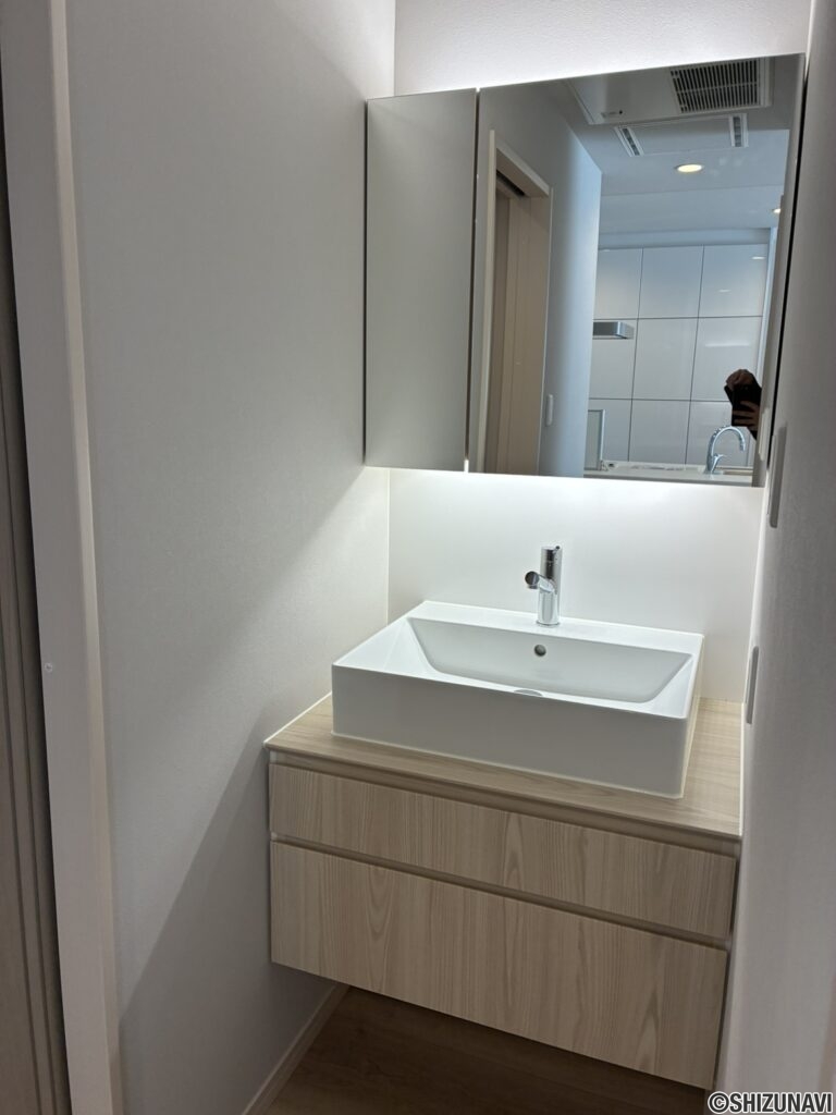独立洗面台で、ご家族がトイレや浴室と同時に使用できます。