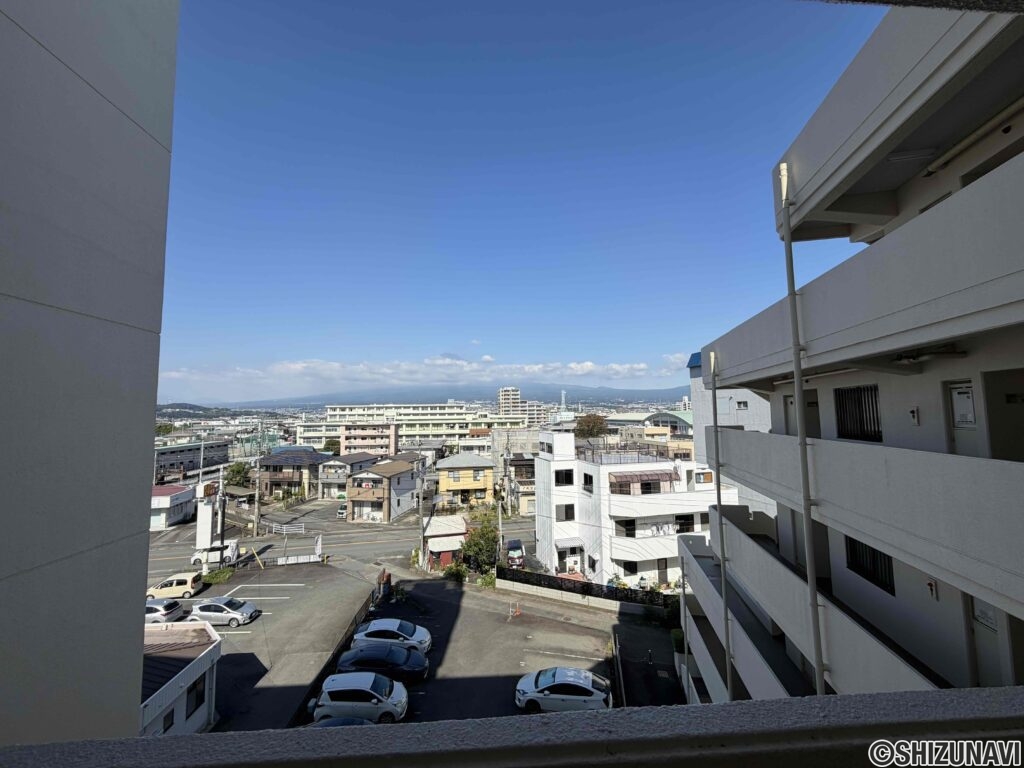 玄関出て目の前に富士山が見えます。