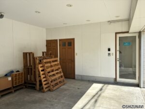 1階車庫　事務所入り口　収納　1F-2F 荷揚用ウィンチ（吹き抜け部分）