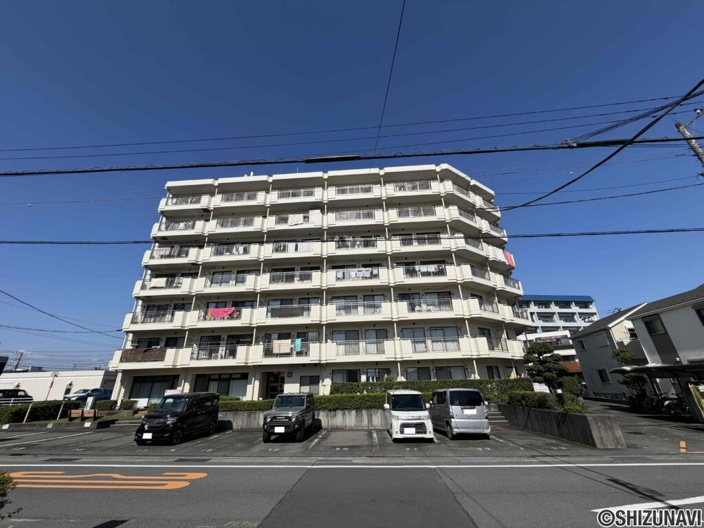 富士駅まで徒歩８分、通勤・通学に便利な立地です。