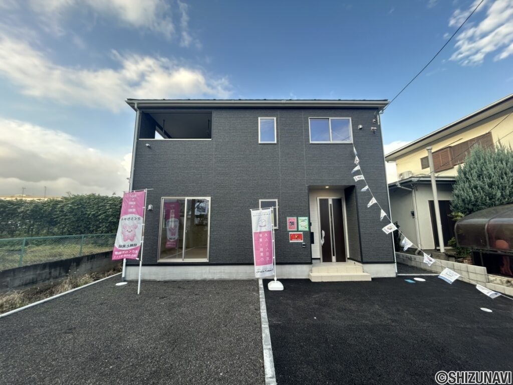 物件正面からの写真です。敷地内には最大4台駐車できるほどの広いスペースがあります！