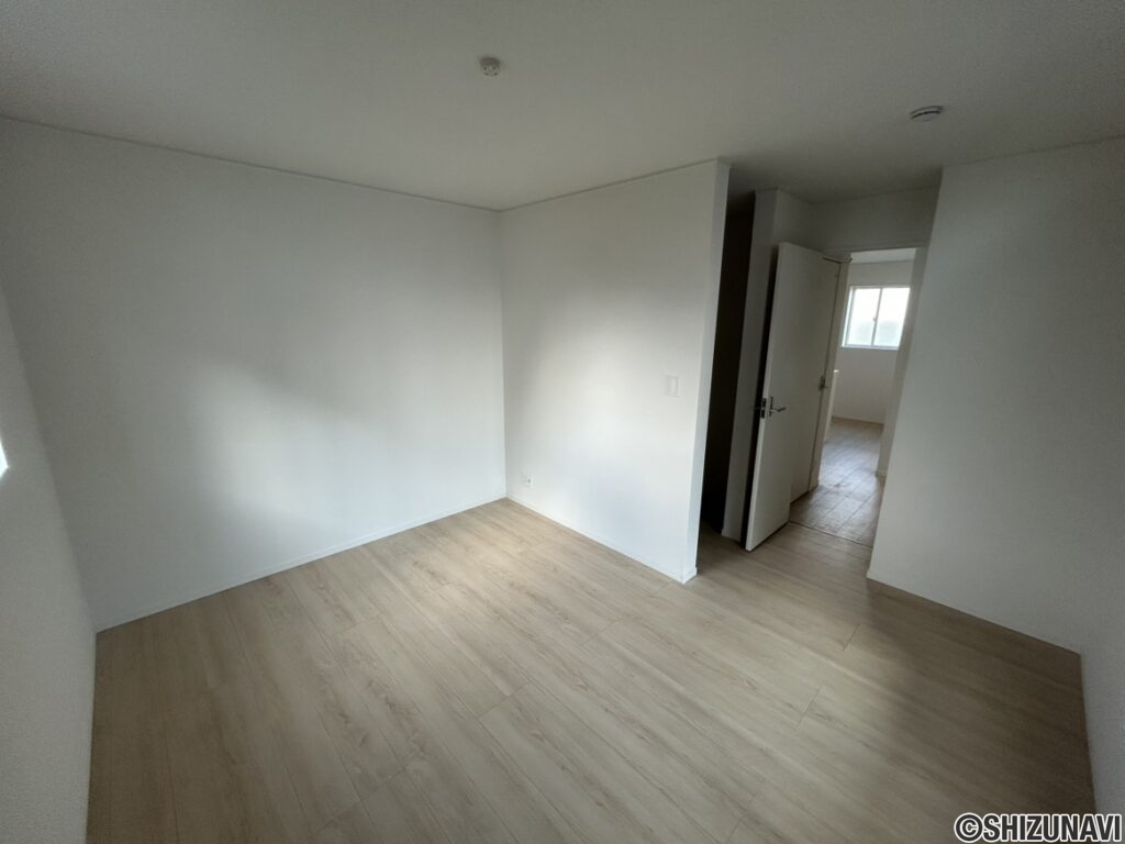 2階 洋室(7.25帖)の写真です。WIC(1.5帖)がついているお部屋です。