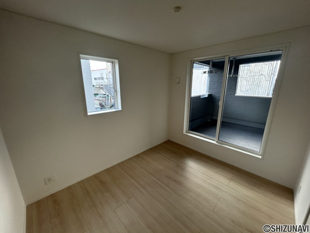 2階 洋室(5.75帖)の写真です。こちらはバルコニーに面したお部屋となります。