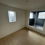 2階 洋室(5.75帖)の写真です。こちらはバルコニーに面したお部屋となります。
