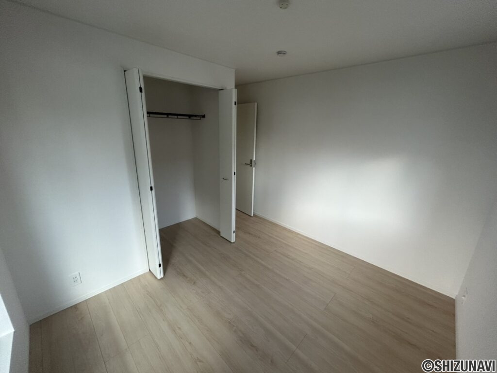 2階 洋室(5.75帖)の写真です。こちらはバルコニーに面したお部屋となります。