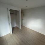 2階 洋室(5.75帖)の写真です。こちらはバルコニーに面したお部屋となります。