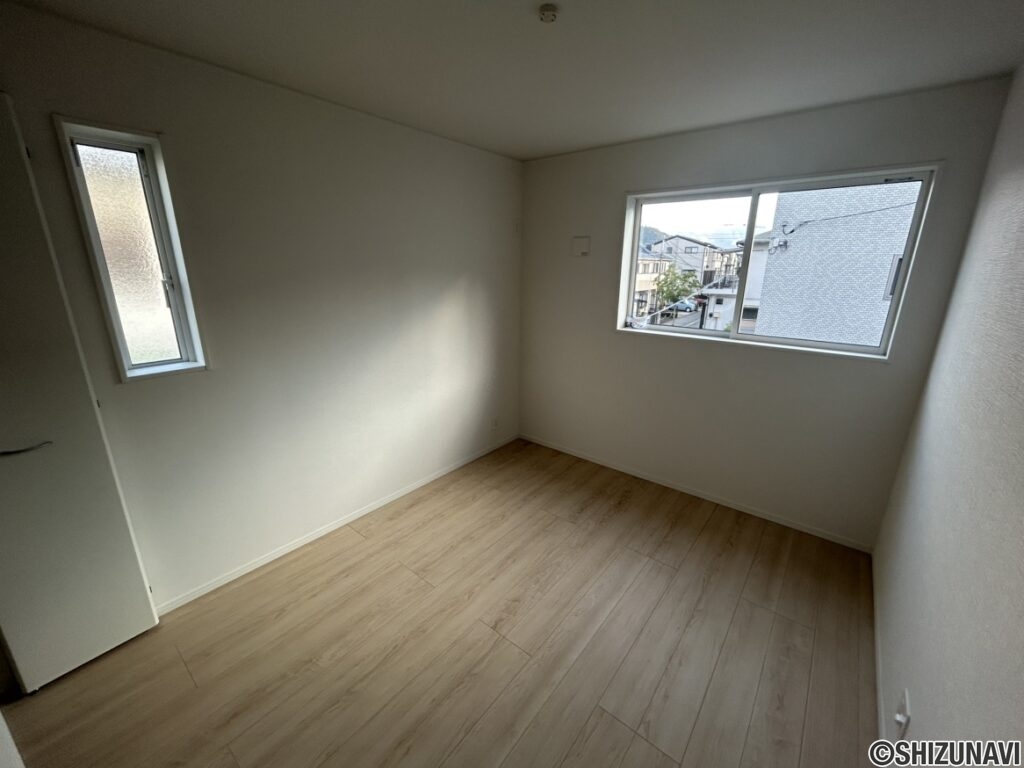 2階 洋室(5.75帖)の写真です。こちらはバルコニーに面していませんが、南向き窓で日当たりのよいお部屋です！