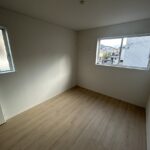 2階 洋室(5.75帖)の写真です。こちらはバルコニーに面していませんが、南向き窓で日当たりのよいお部屋です！