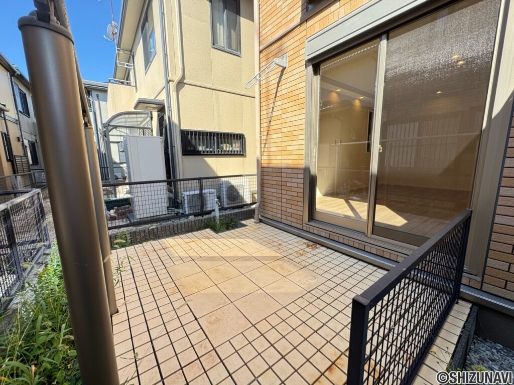 主寝室からつながるタイルテラス