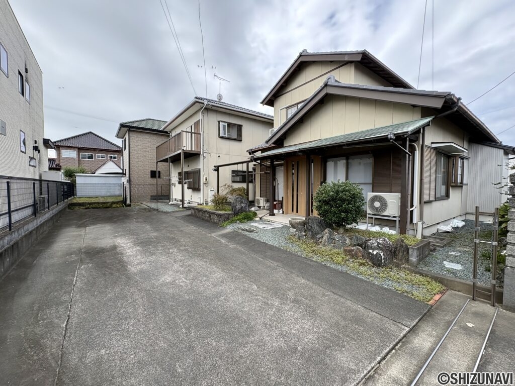 敷地内に2件の建物があり、二世帯などにも最適です。