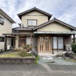 道路側の建物①です。室内は2022年にリフォームされています。