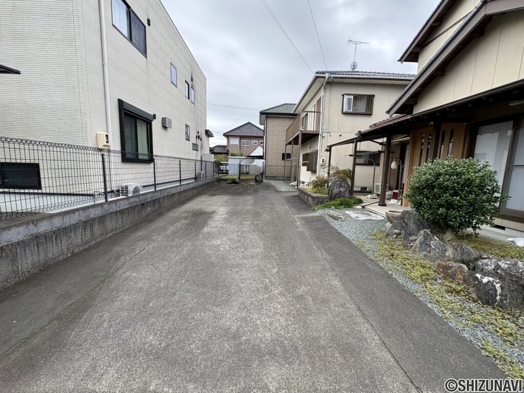 駐車場はかなり余裕があり、4～5台は停められます。