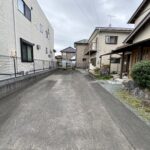 駐車場はかなり余裕があり、4～5台は停められます。