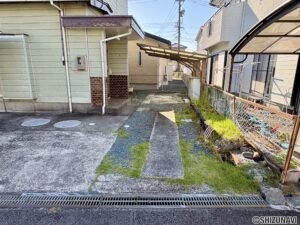 車は車種により2台駐車可能です。