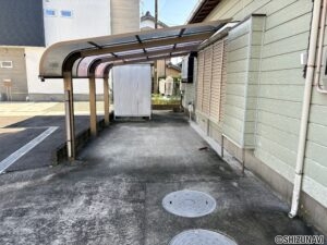 カーポート付きの駐車場がございます。