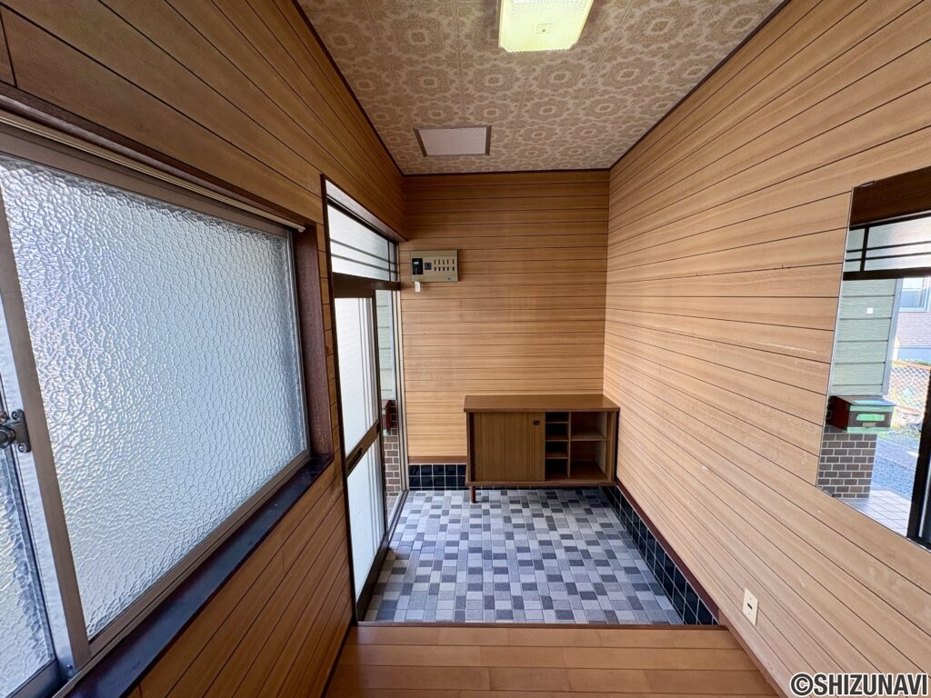 玄関には備え付けの靴箱がございます。