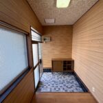 玄関には備え付けの靴箱がございます。