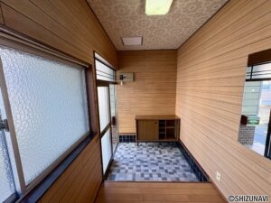 玄関には備え付けの靴箱がございます。