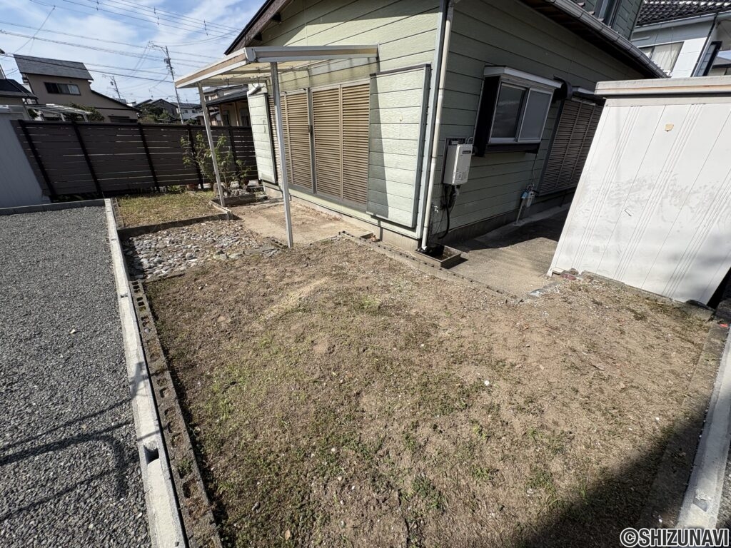 南面の庭です。家庭菜園等を楽しめます。