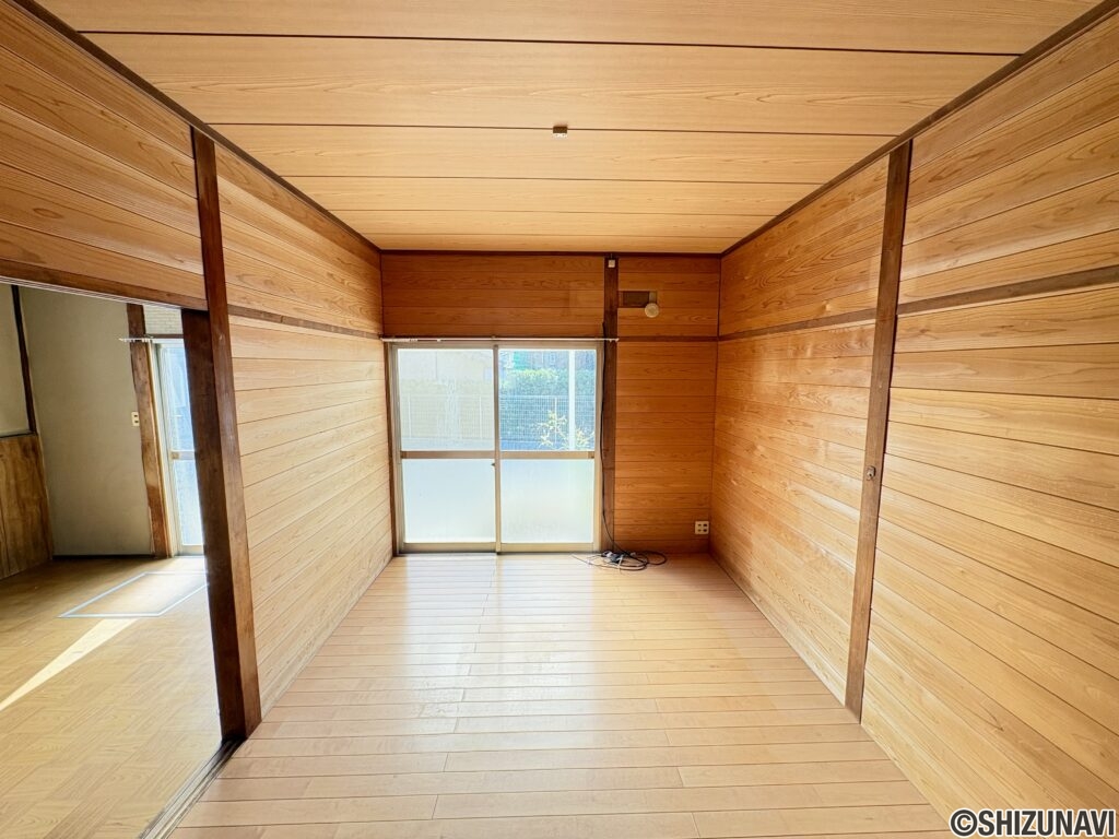 1階の洋室です。約6帖ございます。