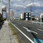 前面道路は中田島街道です。まっすぐ北に進めば浜松駅に行けます。