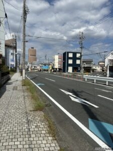 前面道路は中田島街道です。まっすぐ北に進めば浜松駅に行けます。