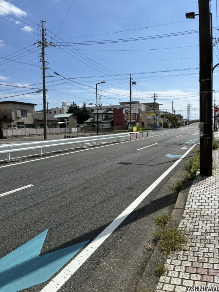 前面道路は中田島街道です。