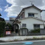 外観です。歩道は切り下げられているので、車の乗り入れも可能です。